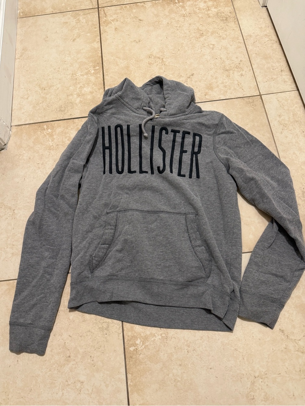 Hollister Men's Heather Gray Pullover Hoodie with Navy Logo